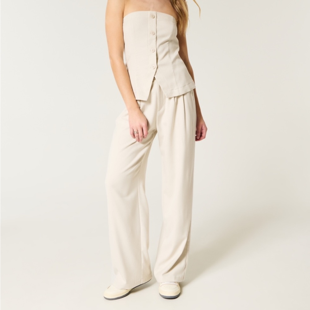 Hollister Livvy Ultra High Rise Wide Leg Pants in Beige Cream